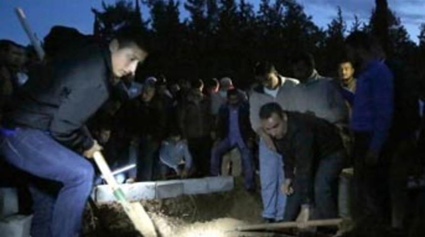 Cep telefonu ışığında defnedildiler