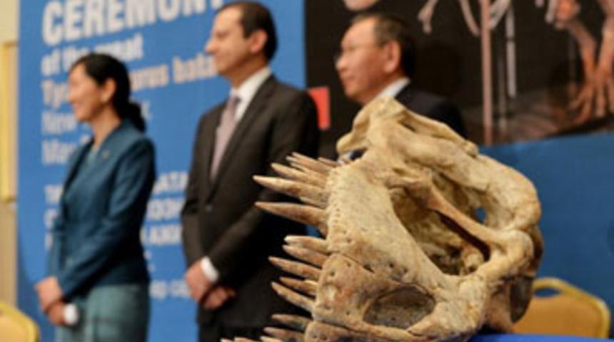 Dinozor iskeleti evine d&ouml;nd&uuml;