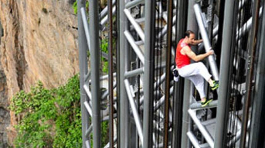 Fransız &Ouml;r&uuml;mcek Adam, &Ccedil;in'de rekor kırdı