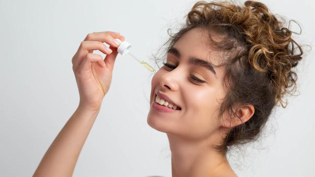 Retinol nedir, ne için kullanılır? Retinol krem ve retinol serum ne işe yarar?