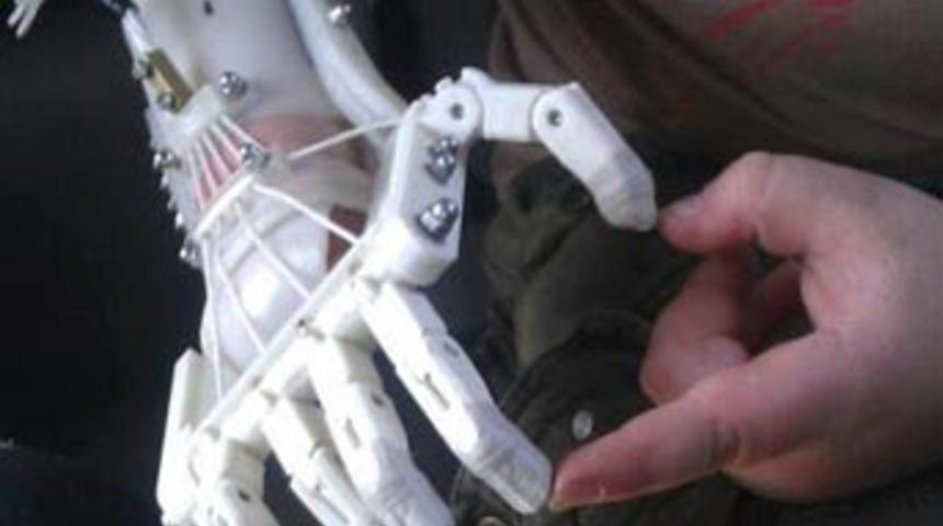 3D yazıcıda protez kol &uuml;rettiler