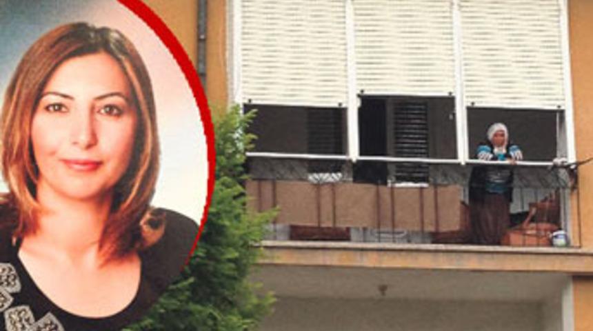Kızının katilini balkonda bekliyor