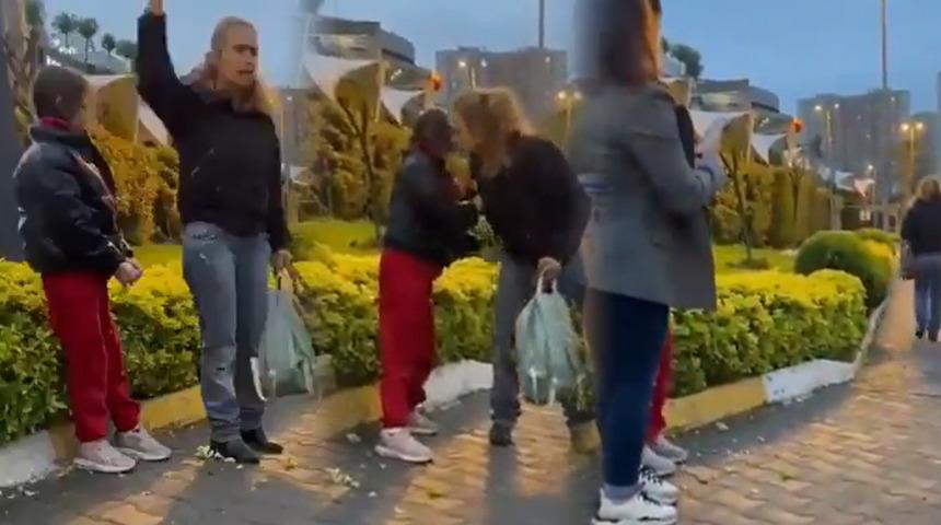 Sosyal medya İstanbul'daki bu görüntüyü konuşuyor! Kızına şiddet uygulayan kadın 'Alın götürün' diyerek çocuğunu bırakıp gitti