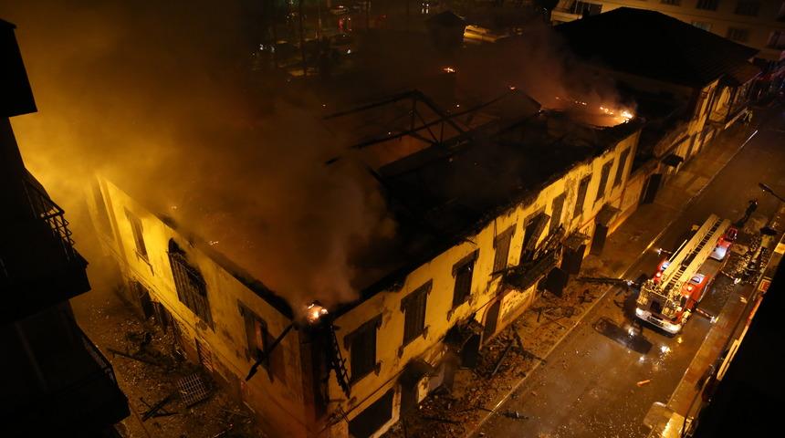 Hatay'da tarihi binada çıkan yangın kontrol altına alındı