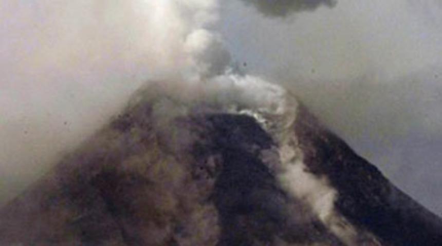 Filipinler'de yanardağ patladı