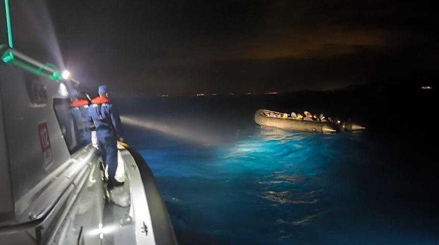 İzmir açıklarında 24 düzensiz göçmen yakalandı