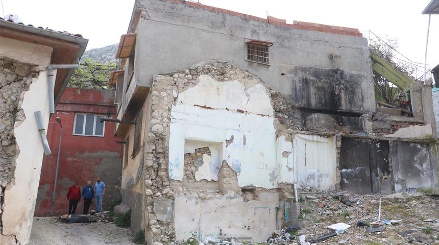 Gizli kalmıştı, ortaya çıktı! Depremden sonra ağır hasarlı binanın altında bulundu... Mahallede merak uyandırdı 