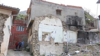 Gizli kalmıştı, ortaya çıktı! Depremden sonra ağır hasarlı binanın altında bulundu... Mahallede merak uyandırdı 