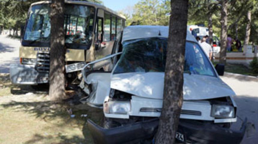 Mezarlık içinde araçlar çarpıştı: 5 yaralı