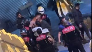 Polis memuruna kafa attı, ortalık bir anda karıştı! Hareketli anlar kamerada