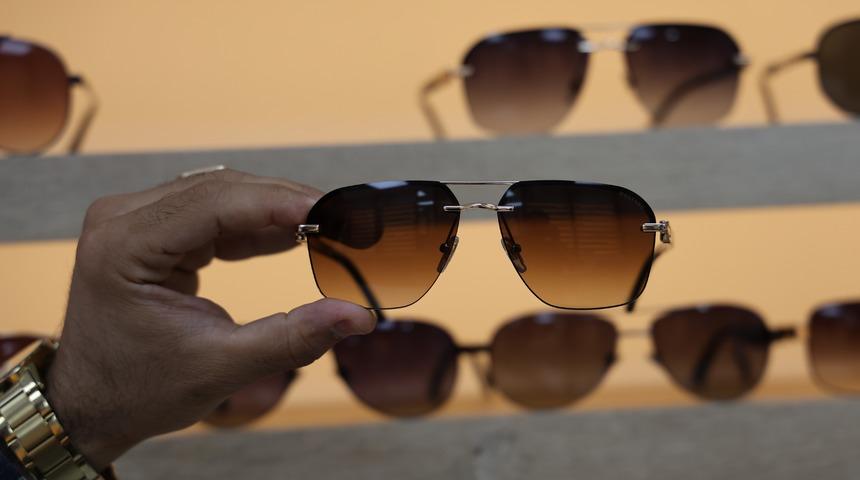 G&uuml;neş g&ouml;zl&uuml;ğ&uuml; almadan &ouml;nce bilmelisiniz: Y&uuml;ze uygun olmayan g&ouml;zl&uuml;k &ccedil;er&ccedil;evesi tam koruma sağlamıyor!