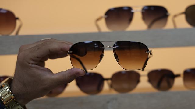 Güneş gözlüğü almadan önce bilmelisiniz: Yüze uygun olmayan gözlük çerçevesi tam koruma sağlamıyor!