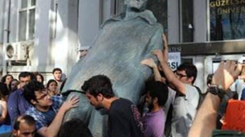 Deniz Gezmiş yeniden üniversitede