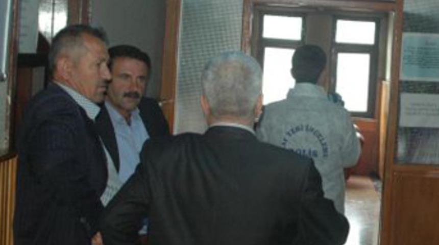 BDP'li meclis &uuml;yesi, kadın memura saldırdı