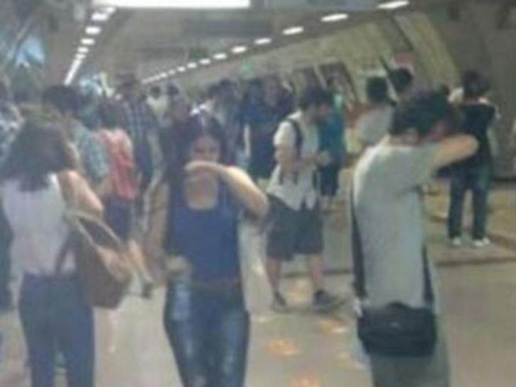 Taksim Metro'suna  biber gazı attılar