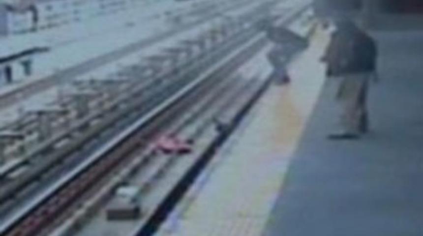 Raylara d&uuml;şen bebek &ouml;l&uuml;mden d&ouml;nd&uuml;