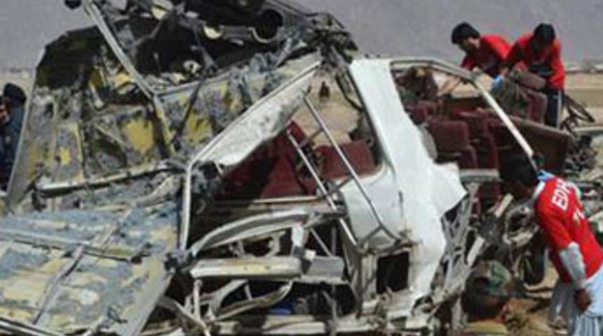 Pakistan'da otob&uuml;s faciası