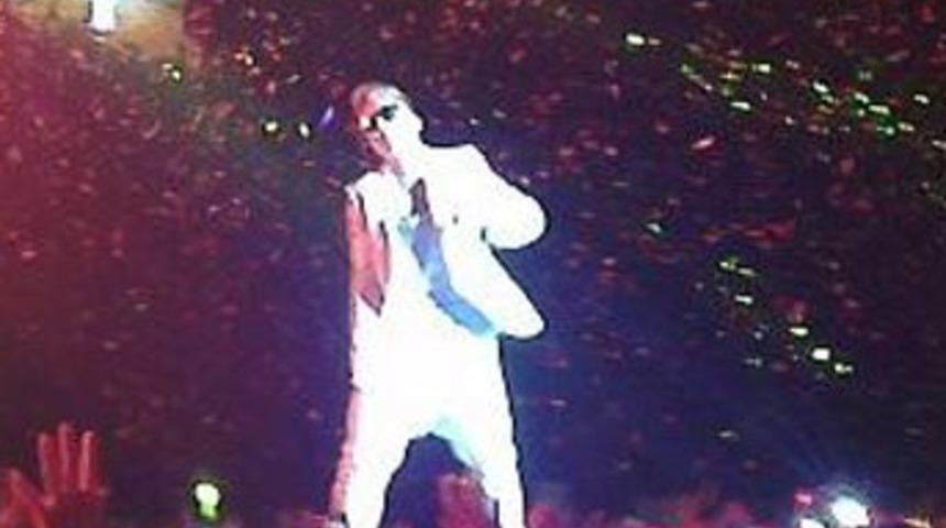 Justin Bieber sahneyi terk etti