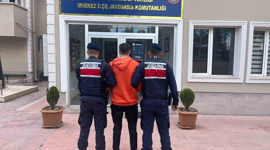 Uyuşturucu satma suçundan aranan şahıs yol kontrolünde yakalandı