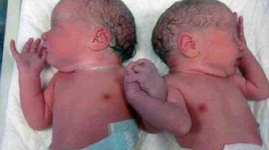 İkizler küvezde el ele tutuştular