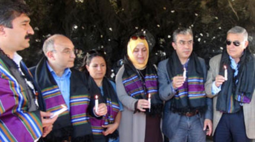 Akil İnsanlar Heyeti barış mumu yaktı