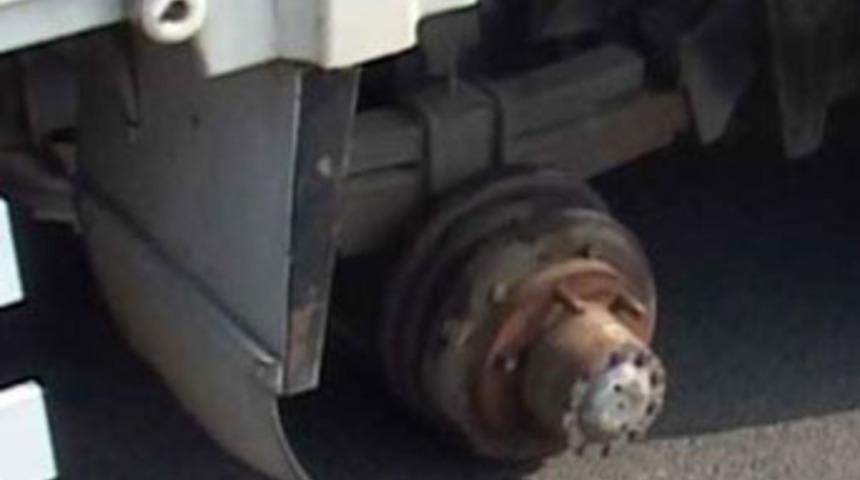 TEM'de fırlayan kamyon lastiği can aldı