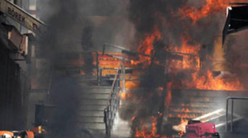 Polise atılan molotof g&uuml;venlik kamerasında