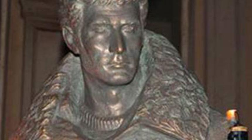 Deniz Gezmiş heykelini ka&ccedil;ırdılar