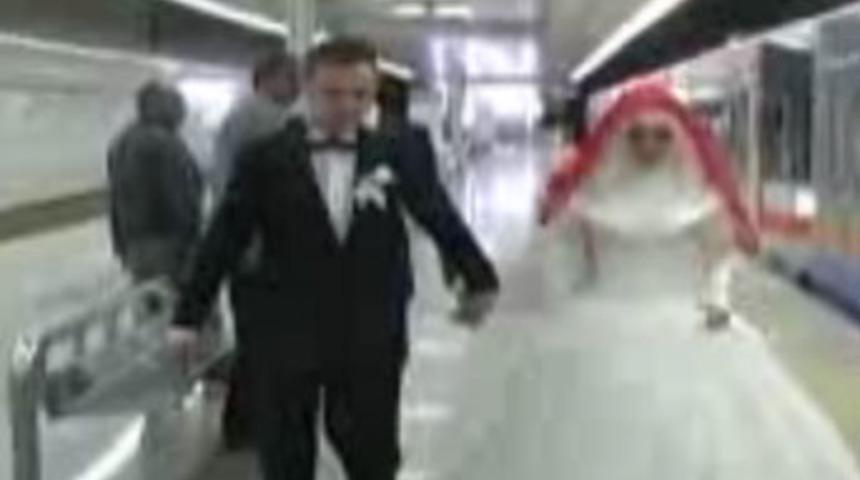 Gelin ve damat d&uuml;ğ&uuml;ne tramvayla yetişti