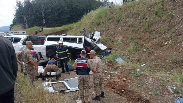 Gaziantep’te feci kaza! TIR, yolcu minibüsünü biçti: Çok sayıda ölü ve yaralı var