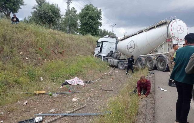 Gaziantep’te feci kaza! TIR, yolcu minibüsünü biçti: Çok sayıda ölü ve yaralı var 640xauto