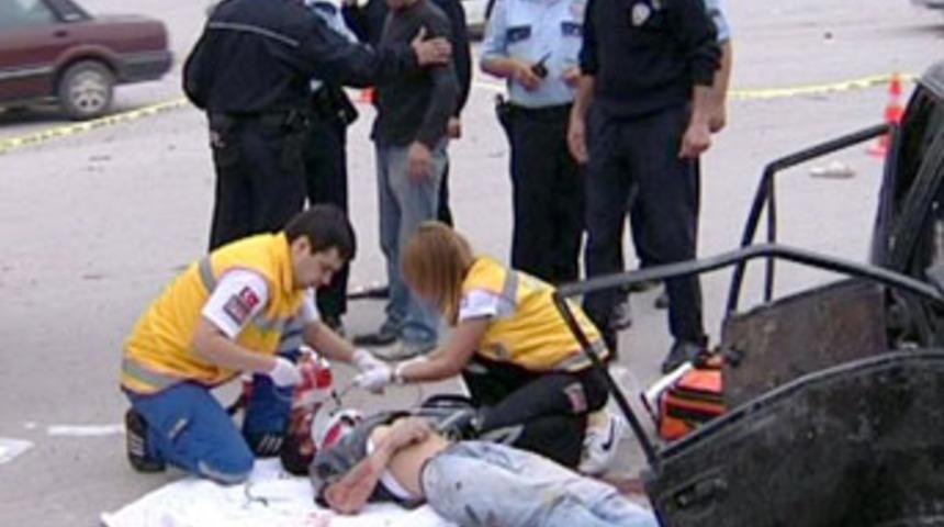 Kavşakta otomobili bi&ccedil;ti: 2 &ouml;l&uuml;, 9 yaralı