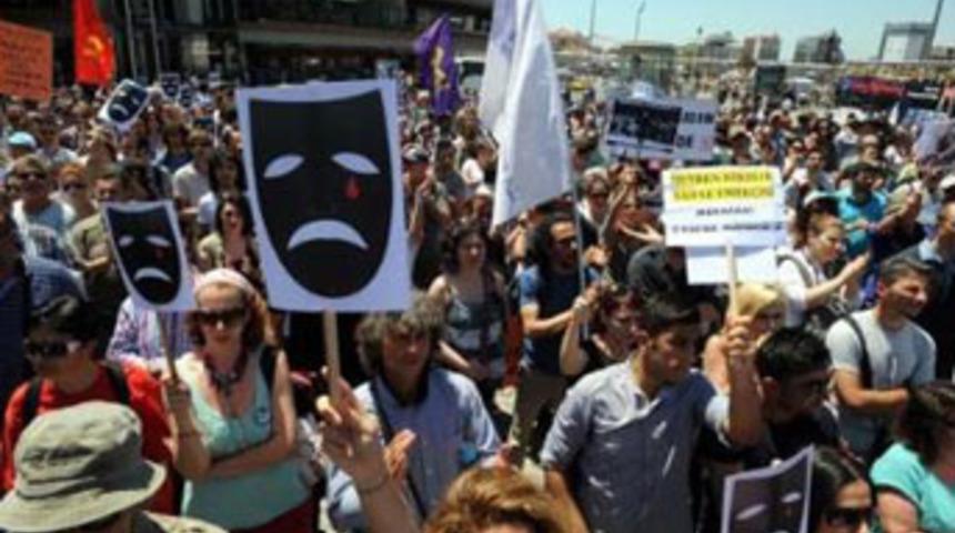 Sanatçılar Taksim'de eylemdeydi