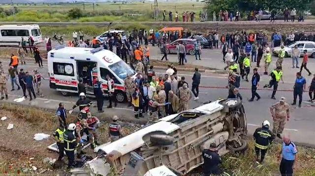 Gaziantep’te feci kaza! TIR, yolcu minibüsünü biçti: Çok sayıda ölü ve yaralı var 640xauto