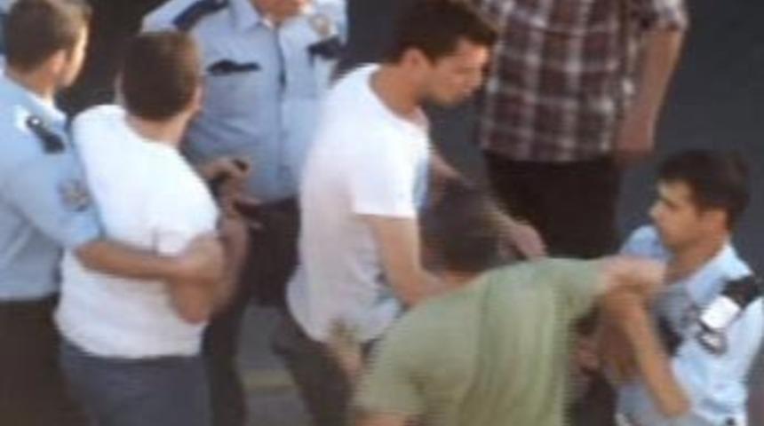 S&uuml;r&uuml;c&uuml; polisi, polis s&uuml;r&uuml;c&uuml;y&uuml; tokatladı