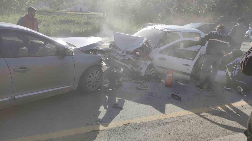 İki otomobil kafa kafaya çarpıştı: 1 yaralı