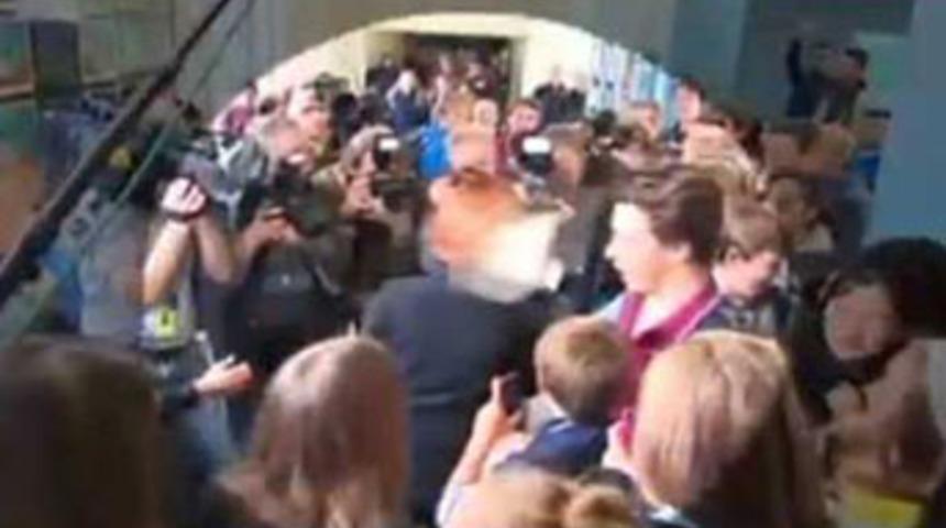 Avustralya Başbakanı'na sandvi&ccedil;li saldırı