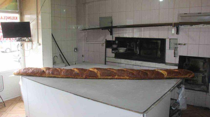 Boyundan büyük! 7 saatte tek başına yaptı... Devasa somun ekmek