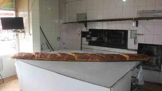Boyundan büyük! 7 saatte tek başına yaptı... Devasa somun ekmek
