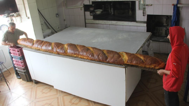 Sivas'ta bir fırıncı 8 saatte devasa ekmek üretti! İşte boyu...