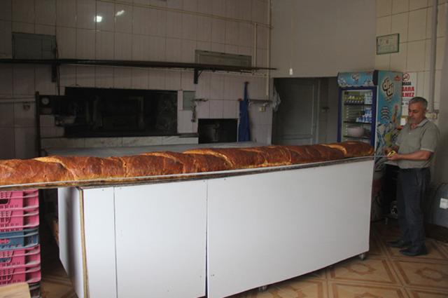 Sivas'ta bir fırıncı 8 saatte devasa ekmek üretti! Boyunu duyan çok şaşırdı 640xauto