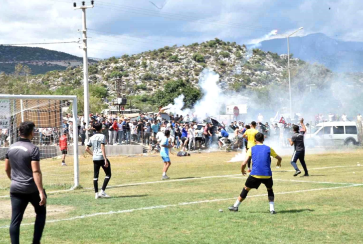 1'i futbolcu 3 yaralı var...Antalya’nın Demre ilçesinde oynanan ve galip gelenin Bölgesel Amatör Lig’e çıkacağı Beymelek Belediye Spor - Kaş Kınık Spor maçı, taraftarlar arasında çıkan olaylar nedeniyle başlamadan ertelendi. 18767440-728xauto