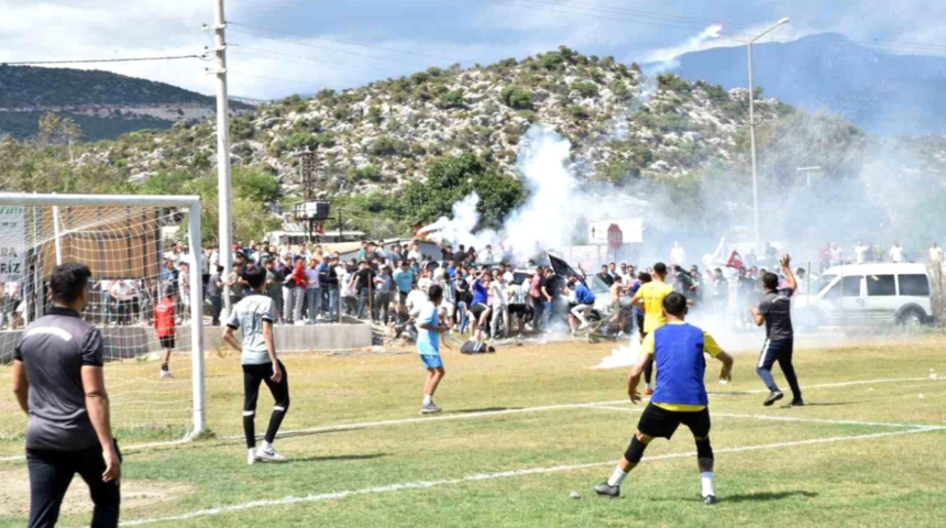 Şampiyonluk maçında ortalık savaş alanına döndü! 1'i futbolcu 3 yaralı var...