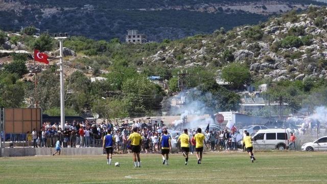 1'i futbolcu 3 yaralı var...Antalya’nın Demre ilçesinde oynanan ve galip gelenin Bölgesel Amatör Lig’e çıkacağı Beymelek Belediye Spor - Kaş Kınık Spor maçı, taraftarlar arasında çıkan olaylar nedeniyle başlamadan ertelendi. 640xauto
