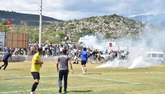 1'i futbolcu 3 yaralı var...Antalya’nın Demre ilçesinde oynanan ve galip gelenin Bölgesel Amatör Lig’e çıkacağı Beymelek Belediye Spor - Kaş Kınık Spor maçı, taraftarlar arasında çıkan olaylar nedeniyle başlamadan ertelendi. 640xauto