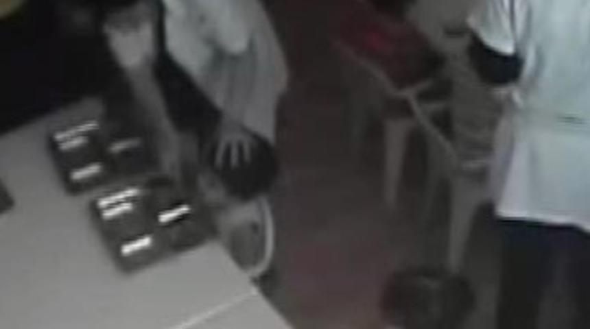 İkizlere kreşte dayak zoruyla yemek yedirdi