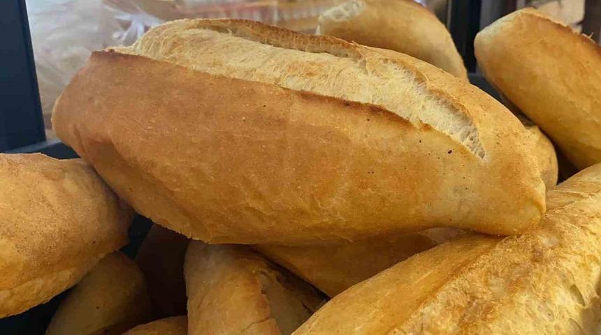 Başka mahallelerden bile almaya geliyorlar! Ekmeğin fiyatını 8 TL'den 5 TL'ye düşürdü 'Talep fazla, yetişemiyoruz'