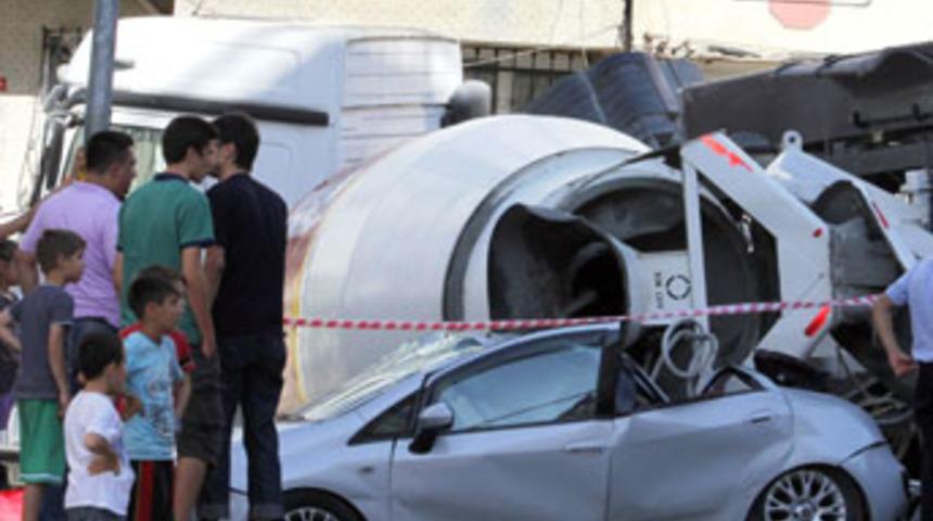 Beton mikseri iki aracın &uuml;st&uuml;ne devrildi