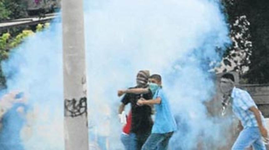 İzinsiz gösteride yüzünü kapatan yandı