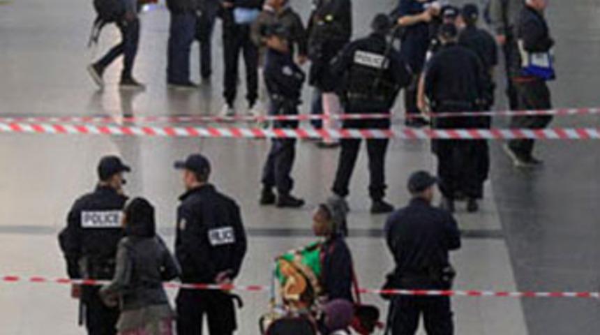 Paris'de de bı&ccedil;aklı saldırı dehşeti!